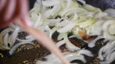 Bir tavada dilimlenmiş soğan pişirmek yemeğinize harika bir aromatik tat verecektir.