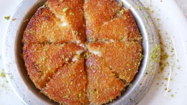 Türk tatlısı, kunafa, şam fıstıklı kadayif. .