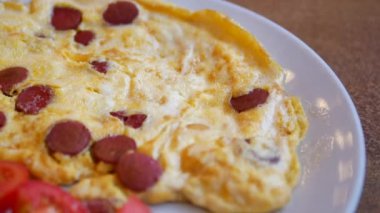 Türk sosisi ve yumurta omleti..