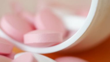 Beyaz şişedeki pembe haplar..