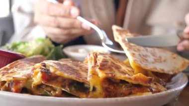 Salsa, ekşi krema ve salatalı Quesadilla.,