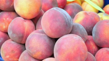 Yerel bir pazar herkese cazip gelen canlı bir şeftali gösterisi sergiliyor.