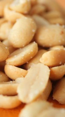 Lezzetli, kavrulmuş fıstık yığını eşsiz dokularını ve canlı renklerini güzelce sergiliyor.