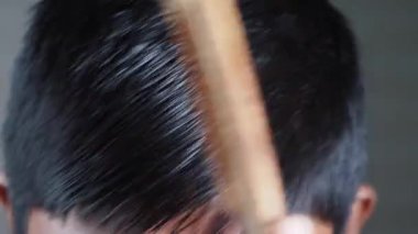 Saçlarını tarayan kişinin yakın çekimi.,