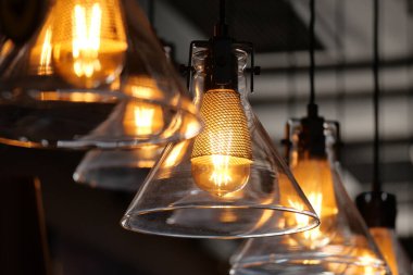 Bu kolye ışıkları sıcak bir parıltı yayar ve onları çeşitli iç tasarımlar için mükemmelleştirir.