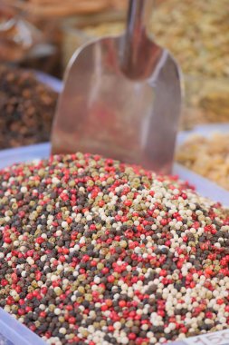 Yerel pazarda satılan Karışık Biberlerin Yakın Çekimi .