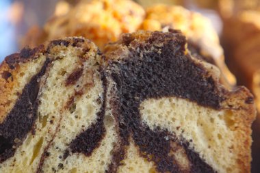 Zengin çikolatalı mermer pasta sergilenen, cezbedici girdaplar ve karmaşık tasarım.