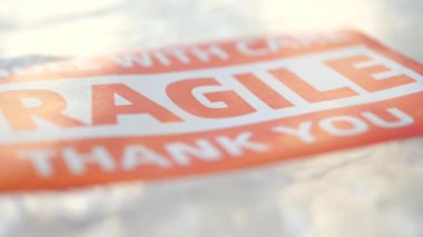 Bu parlak ve kırılgan etiket, hassas eşyaların dikkatli bir şekilde kullanılması gereğine dikkat çekiyor.