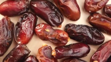 Lezzetli ve son derece besleyici Medjool rengarenk bir yüzeye güzelce yerleştirilmiş.