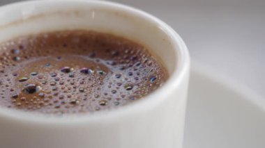 Türk kahve masada .