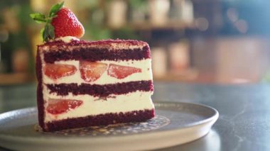 Bu lezzetli ve lezzetli çilekli kadife kekin tadını çıkarın.