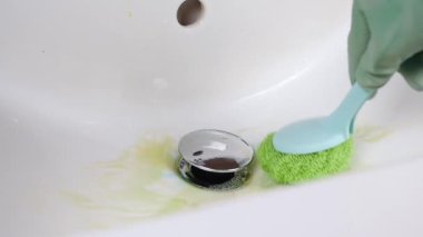 Kirli bir banyo lavabosunu temizlemek..