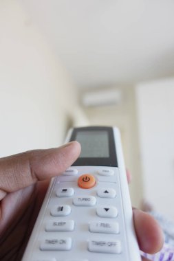 Uzaktan kumandalı bir adamın elini tut.