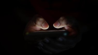 Akıllı telefon kullanarak genç adamın elini kapat.