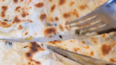 Bir çatallı ızgara ekmeğin yakın çekimi, dokusunu ve altın kabuğunu gözler önüne seriyor..