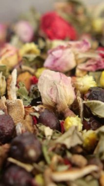 Kurumuş çiçek ve bitkilerin yavaş yavaş dökülmesi.