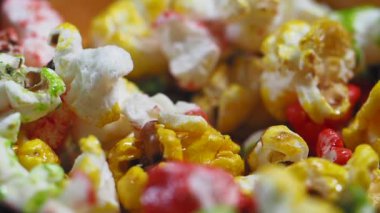 Yavaş çekimde renkli patlamış mısır kaseye düşüyor. .