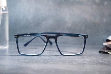 Masada sprey ve temiz bez var. .