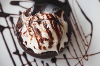 Üzerine krema ve çikolata serpiştirilmiş zengin bir çikolata.