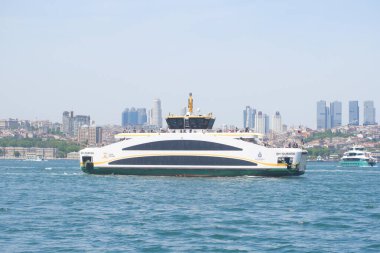 Türkiye İstanbul 18 Temmuz 2023. Boğaz 'da nakliye feribotu. Feribot yolcu taşır..