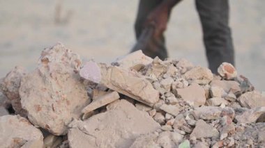 Bu görüntü, yakınlardaki işlek bir inşaat alanındaki bir kaya yığınının yakın çekimini gösteriyor.