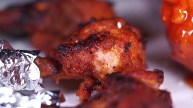 Baharatlı ızgara tavuk kanadı yakın plan.,