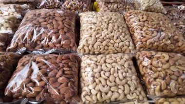 Çeşit çeşit fındık ve kurutulmuş meyve sergisi,