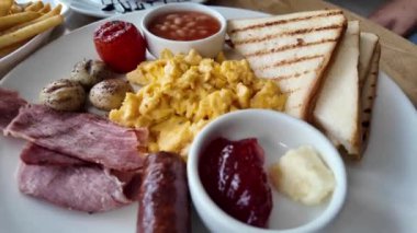 Masada tam İngiliz kahvaltısı. .