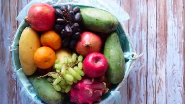 Taze meyvelerle dolu renkli bir sepet. Cömertlik ve sağlıklı beslenme.