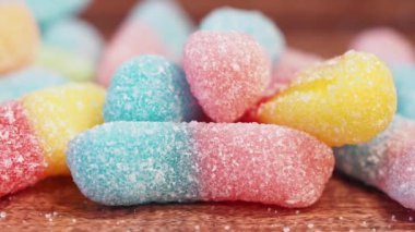 Değişik renkte ve şekillerde canlı jelibon şekerler, kutlamalarda paylaşmak için harika.