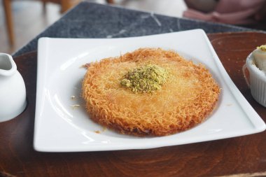 Türk tatlısı, kunafa, şam fıstıklı kadayif. .