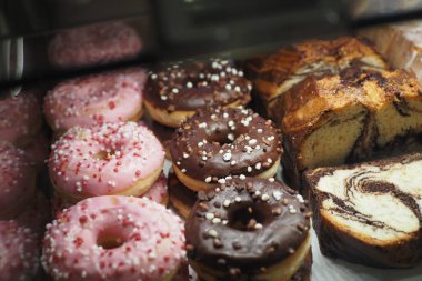 Çikolatalı çörekler yerel mağazada satılık. ,