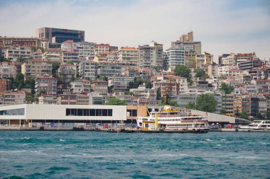 Renkli bir ufuk çizgisi, çeşitli feribot hizmetleri olan güzel bir rıhtıma bakıyor.