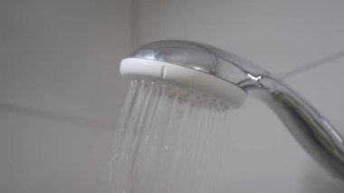 Modern banyolar için tasarlanmış şık bir duş başlığı, rahatlama deneyimlerini arttırır.