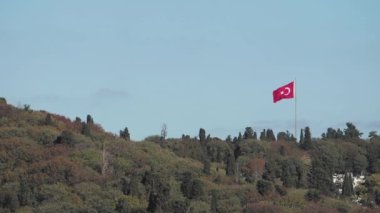 Yeşilliğe karşı koyan canlı Türk bayrağını gösteren çarpıcı manzaraya bakın.