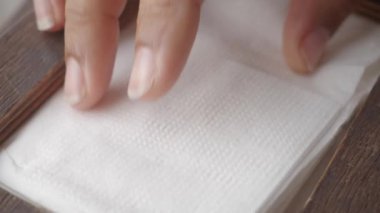  Kağıt mendil kutusundan bir parça mendil çıkar. ,