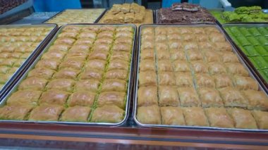 Baştan çıkarıcı ve enfes bir baklava çeşidi baştan çıkarıcı tepsilerde güzelce sergilenir.