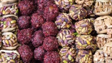 Gourmet tatlıları ve fındıklardan oluşan canlı ve zevkli bir seçim güzelce düzenlenmiş.