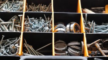 Kompartımanlarda düzenli olarak düzenlenmiş çeşitli araçlar ve bağlayıcıların ayrıntılı görünümü.