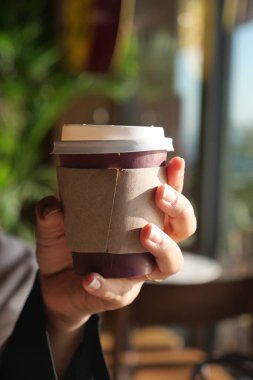 Boş. Kraft kahve fincanını masadan al.