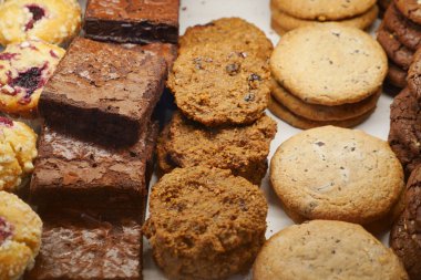 Tatlı severler için cazip bir kurabiye ve browni dizisi..