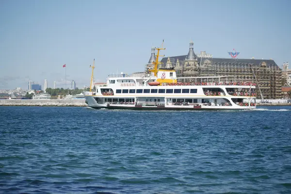 Hindi İstanbul 19 Haziran 2023 Eminonu Camii yakınlarındaki Boğaz nehrindeki terminale park etmiş feribotlar..