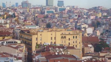 İstanbullar şehir manzarası, canlı tarihle modernliği harmanlıyor.
