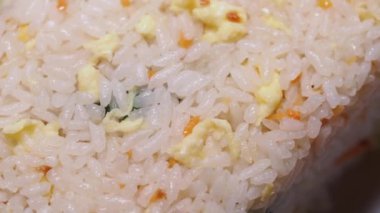 Lezzetli yumurta ve taze sebzeli leziz bir pilav tabağı.