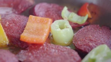 Biberli kızarmış sosis yakın plan.,