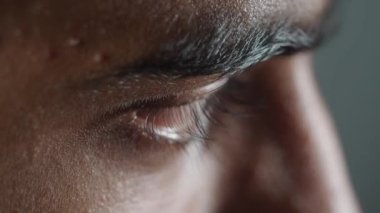 Genç adamın gözünün detaylı görüntüsü..