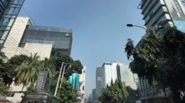 Gökdelenleri ve binaları olan şehir manzarası.