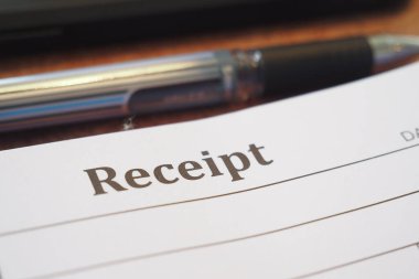 Tükenmez kalemin yanındaki makbuzun detaylı görüntüsü