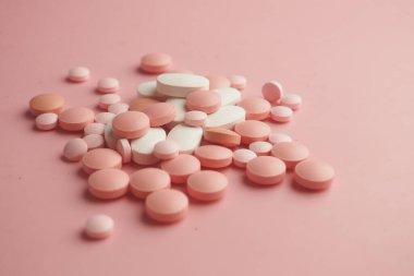 Yumuşak Yüzeyde Pembe Tabletlerin Kapanışı.