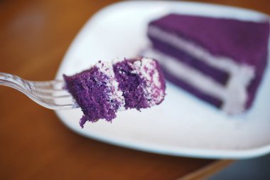 Tadını çıkarmaya hazır, tabakta canlı bir ube keki..